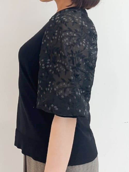 チョコさんの「grove｜【二の腕カバー】繊細さと上品さをまとう袖刺繍プルオーバーニット」を使ったコーディネート