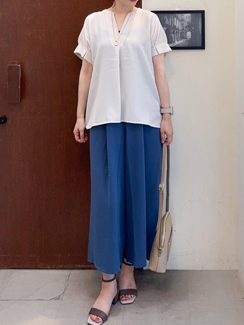 𝐇𝐢𝐫𝐨𝐦𝐢さんの「SHOO･LA･RUE｜【S-LL/セットアップ可/ひんやり】きちんと見えで上品 お袖タック スキッパーブラウス」を使ったコーディネート