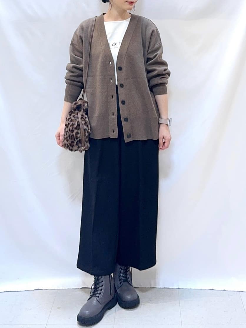 𝐇𝐢𝐫𝐨𝐦𝐢さんの「SHOO･LA･RUE｜【洗える/毛玉レス】表面がきれいなVネックカーディガン」を使ったコーディネート