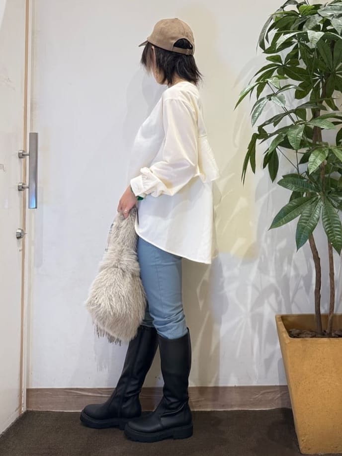 misakiさんの「SHOO･LA･RUE｜【洗濯機可/S-LL】後ろ姿も抜かりなく バックフリルシャツ」を使ったコーディネート