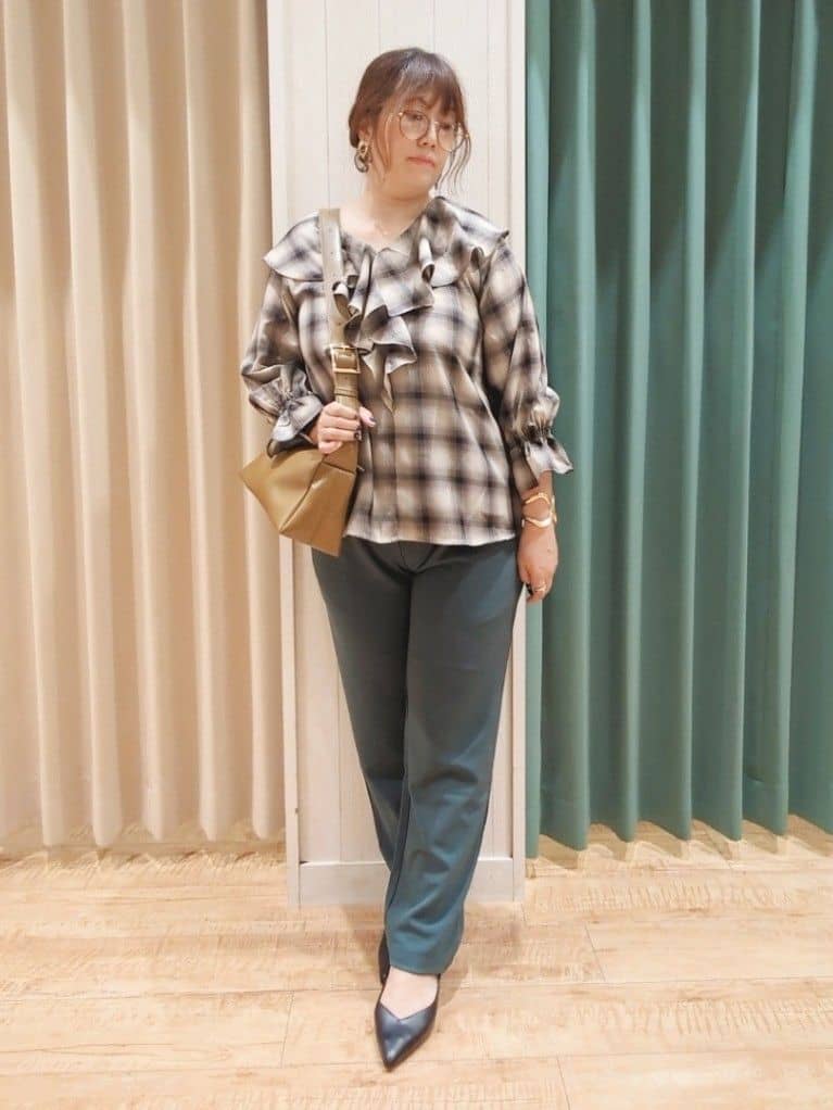 タガさんの「SHOO･LA･RUE｜【S-LL】1枚で華やか チェック柄フリルブラウス」を使ったコーディネート