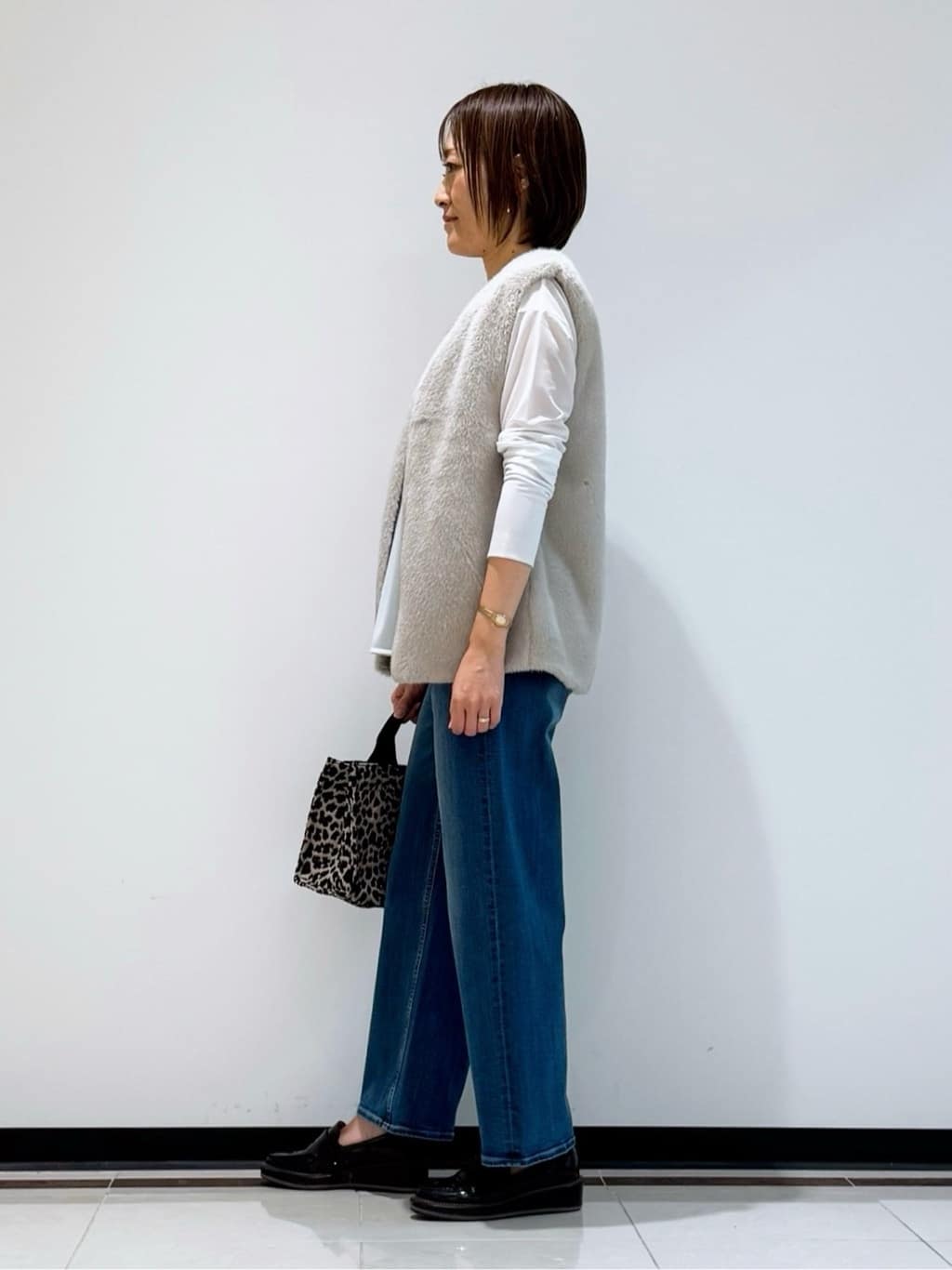 mikaさんの「INDIVI｜フェザーモールニットベスト」を使ったコーディネート
