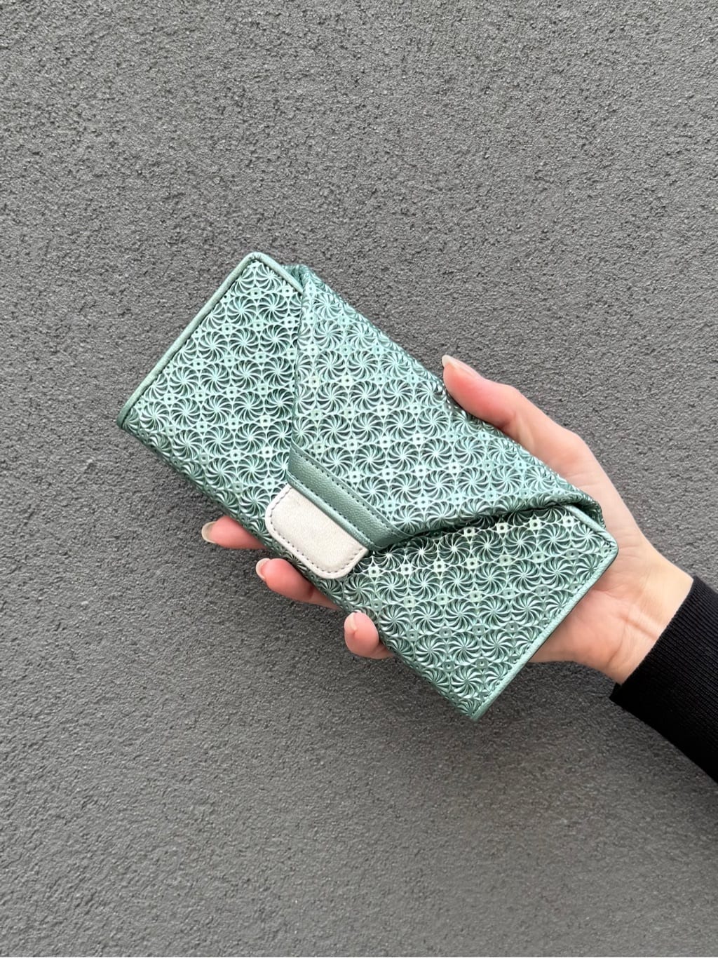 Kさんの「HIROKO HAYASHI｜GIRASOLE PIPERITA（ジラソーレ ピペリータ）二つ折り財布」を使ったコーディネート