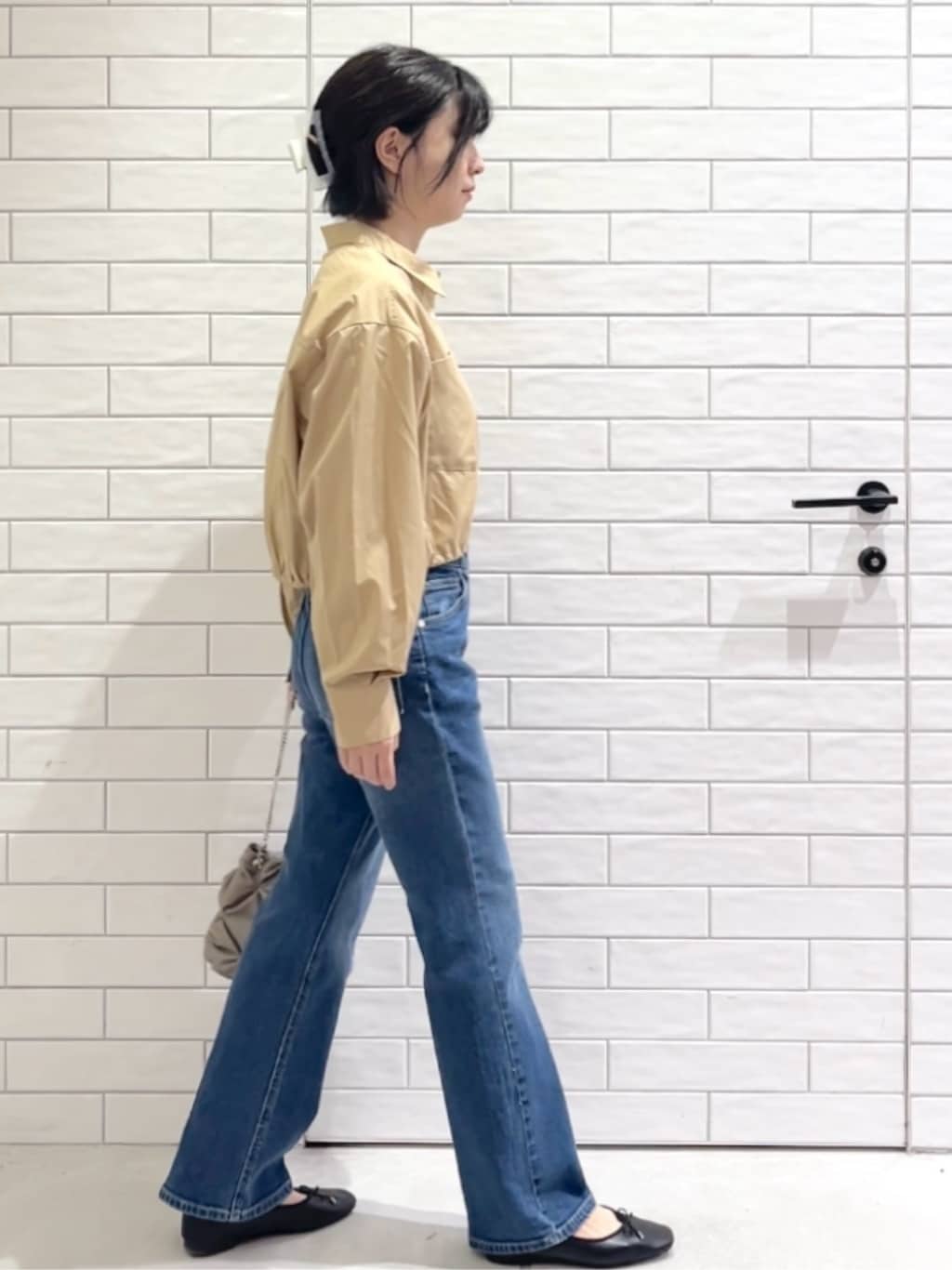 しおりさんの「OPAQUE.CLIP｜ドロストヘムショートシャツ【洗濯機OK】」を使ったコーディネート