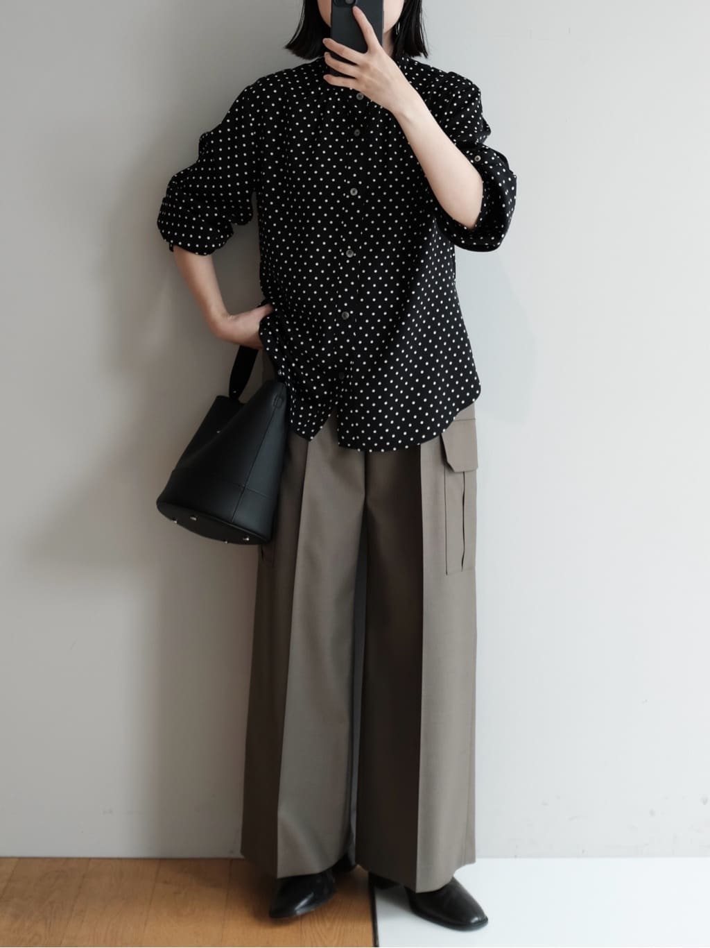 Kishimotoさんの「DRESSTERIOR｜シュリンクレザーバケットBAG」を使ったコーディネート