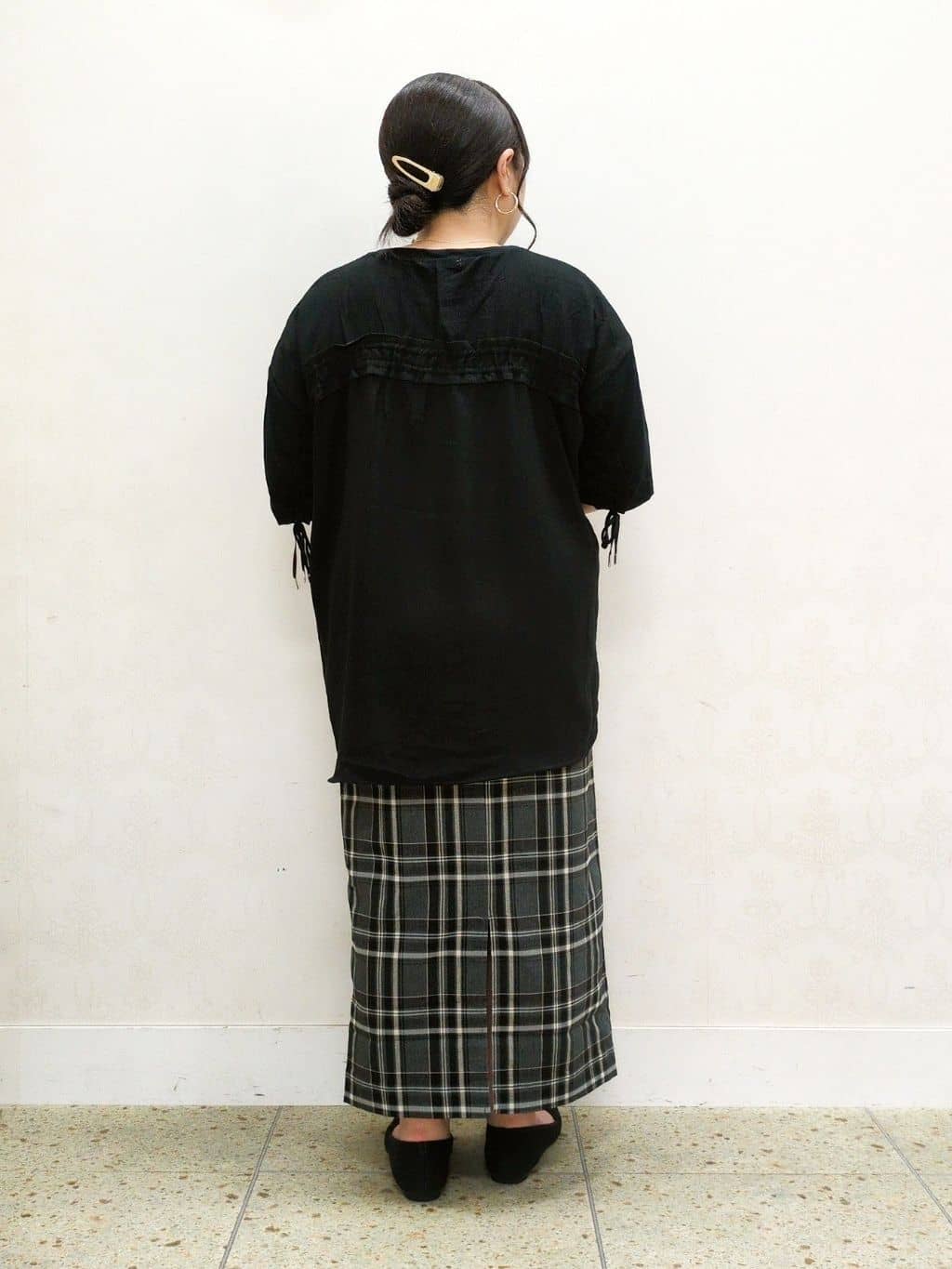 haseさんの「grove｜後ろ姿で魅せる　バックドロストシャーリングTシャツ」を使ったコーディネート