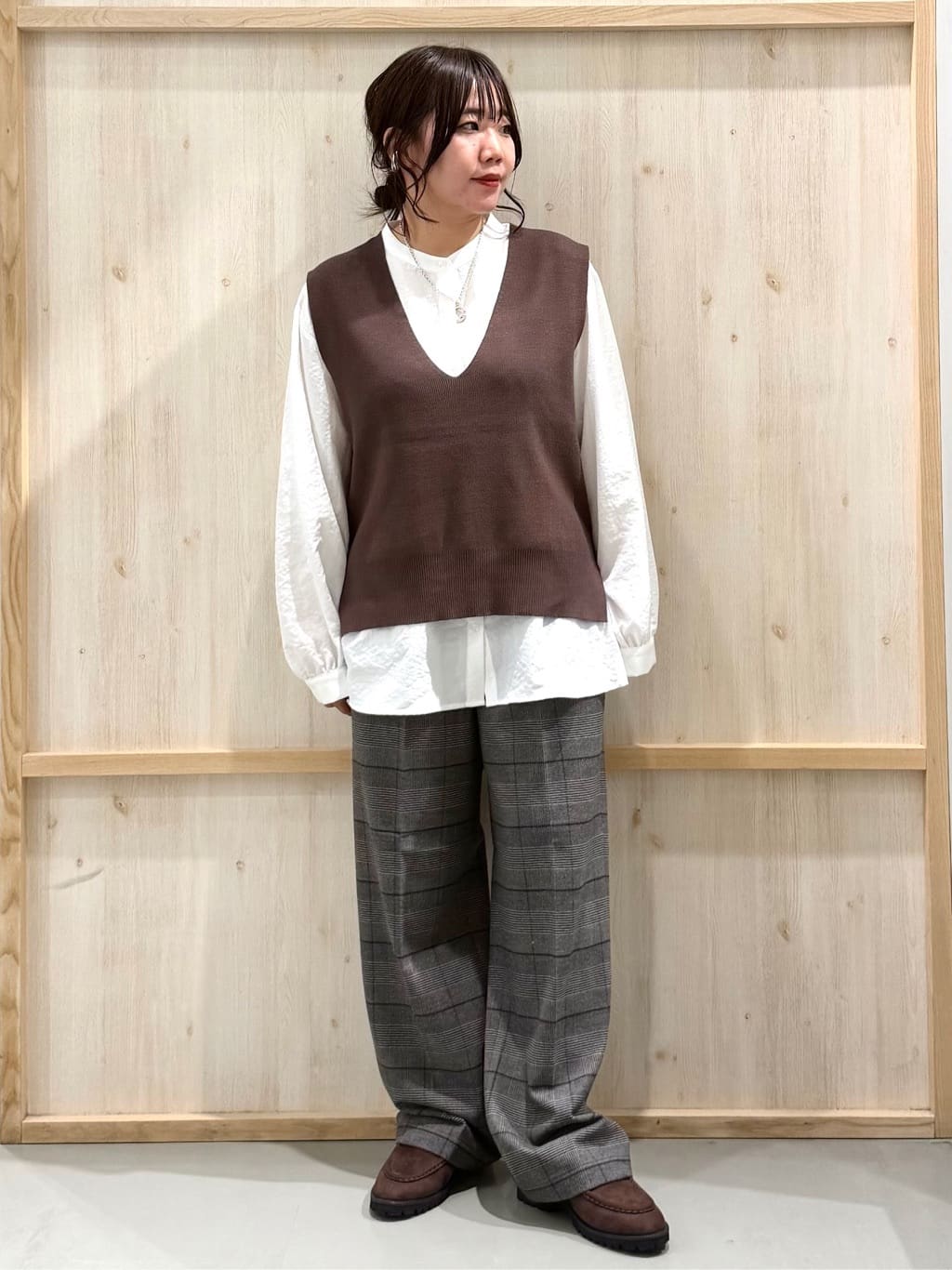 nanaさんの「THE SHOP TK｜【春まで着られる】ニットベスト＆ブラウスセット/洗濯機OK」を使ったコーディネート