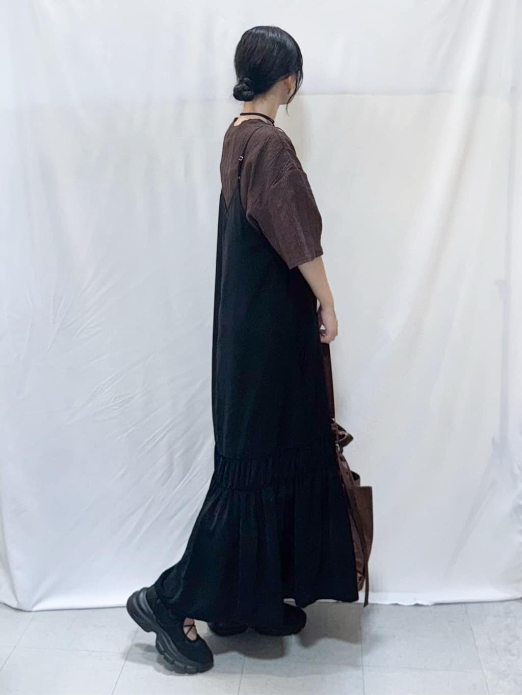 𝐇𝐢𝐫𝐨𝐦𝐢さんの「SHOO･LA･RUE｜【ひんやり】シャーリングがアクセントに 大人のデザインキャミワンピース」を使ったコーディネート