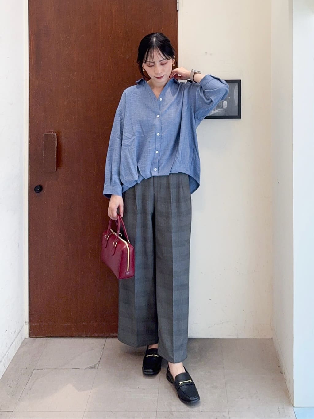 𝐇𝐢𝐫𝐨𝐦𝐢さんの「SHOO･LA･RUE｜【S-LL】インせず着られる デニムライク前開きブラウス」を使ったコーディネート