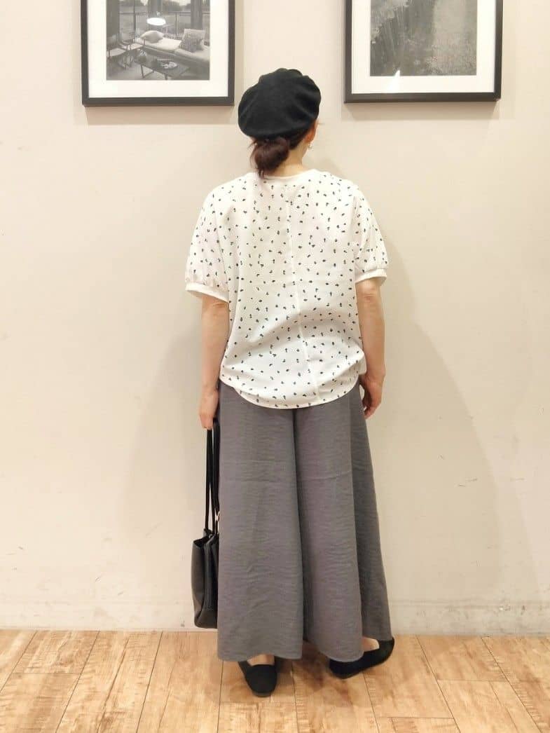 SHOOLARUEさんの「SHOO･LA･RUE｜【S-LL/ひんやり】さらっとタッチできれい見え ピンタックスカーチョ」を使ったコーディネート