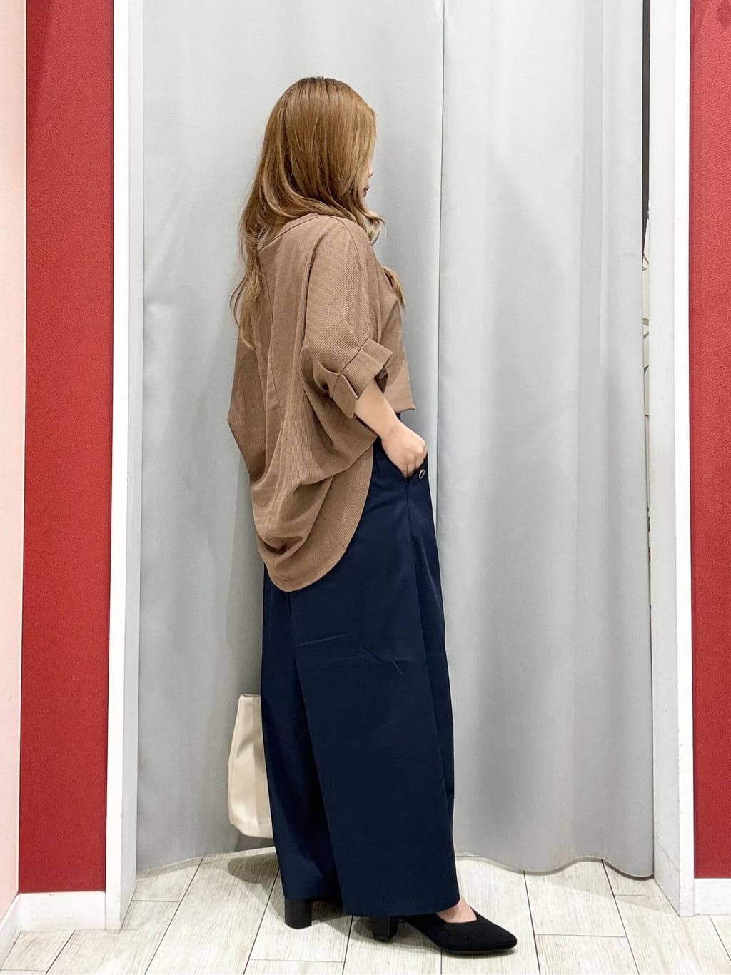 shioさんの「SHOO･LA･RUE｜【洗える】お袖のタックがアクセント インせず着られる さらさらドルマントップス」を使ったコーディネート