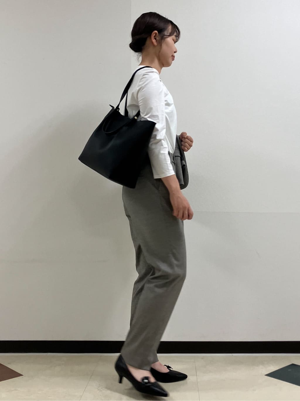 MAYUKIさんの「index｜《丈が選べる》ストレッチテーパードパンツ／セットアップ対応【洗濯機OK／イージーアイロン】」を使ったコーディネート