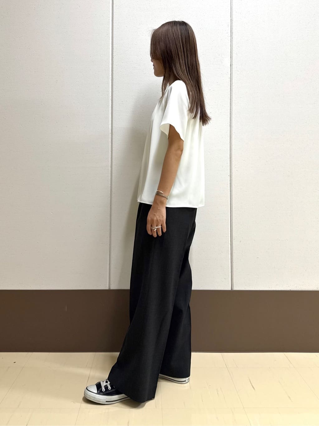 mamiさんの「INDIVI｜【洗える／セットアップ可能】凹凸ストレッチ素材ストレートパンツ」を使ったコーディネート