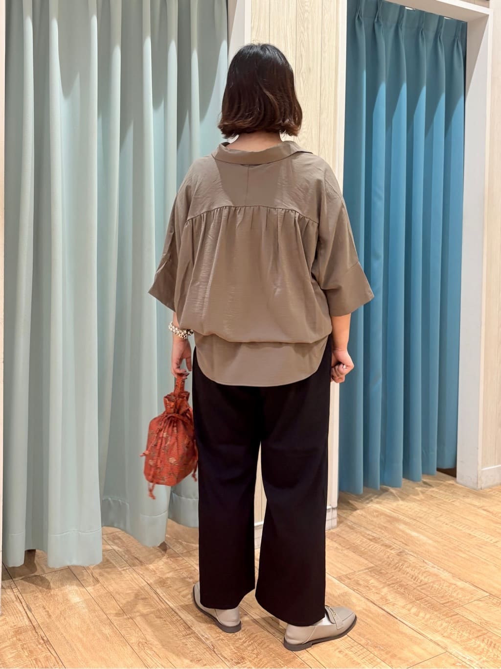砂糖さんの「SHOO･LA･RUE｜【着丈選べる/S-LL】触れる度ひんやり ゆるきれい イージーワイドパンツ」を使ったコーディネート