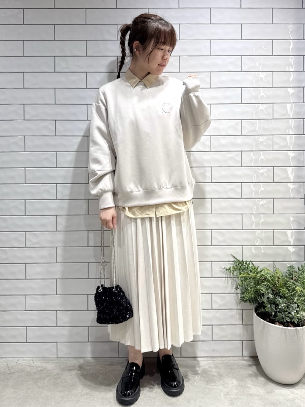  まるみさんの「OPAQUE.CLIP｜ポケット刺繍レギュラーカラーシャツ【洗濯機OK】」を使ったコーディネート