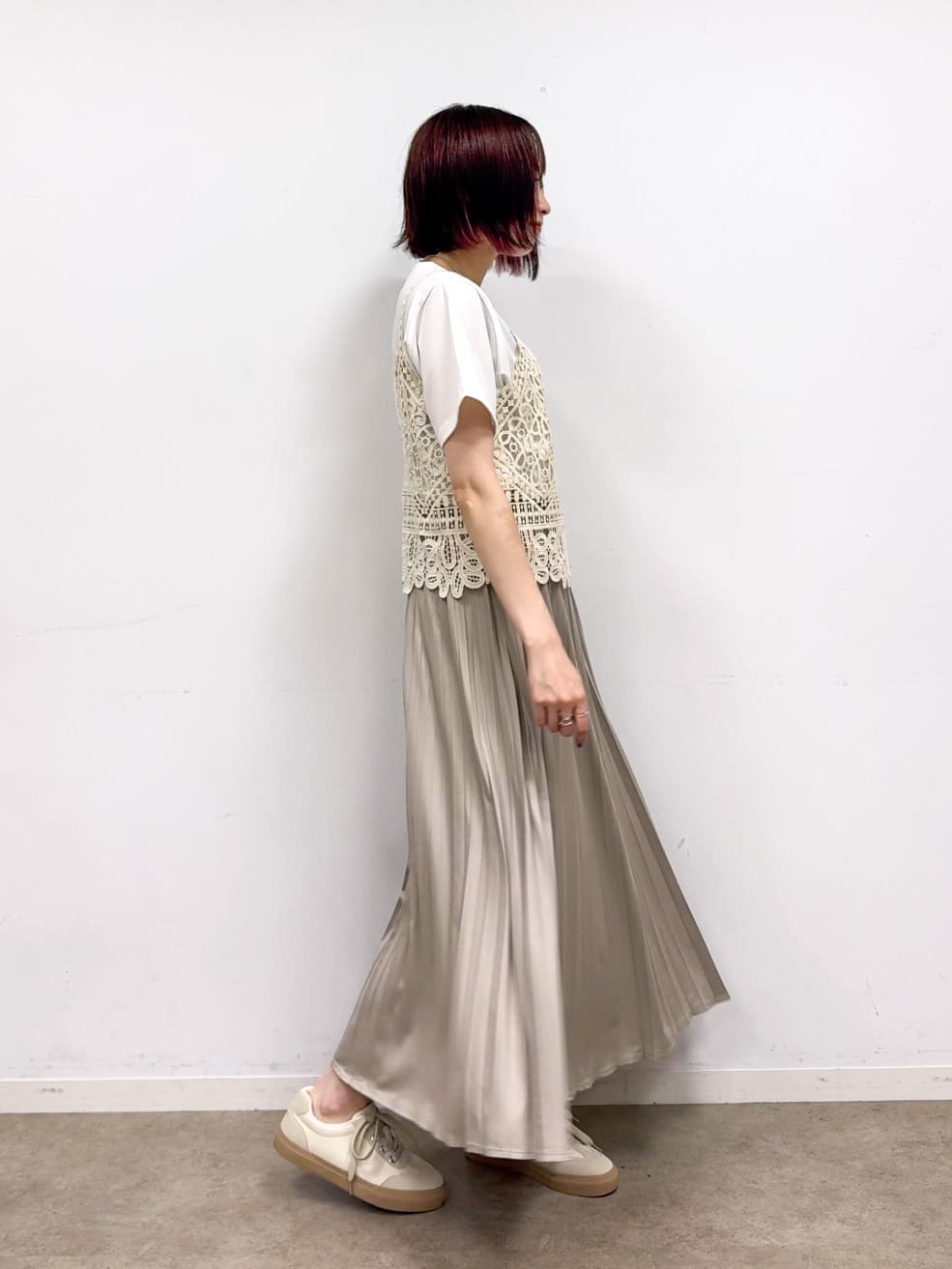 𝐜𝐡𝐢𝐤𝐚さんの「SHOO･LA･RUE｜【2点セット/ひんやり】レースビスチェ＋Tシャツ」を使ったコーディネート