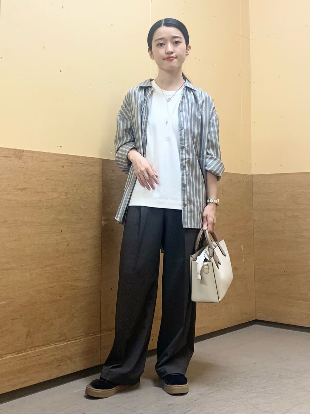 sahoさんの「THE SHOP TK｜【後ろ姿もサマになる】ストライプ バックシャーリングシャツ/体型カバー/洗える」を使ったコーディネート