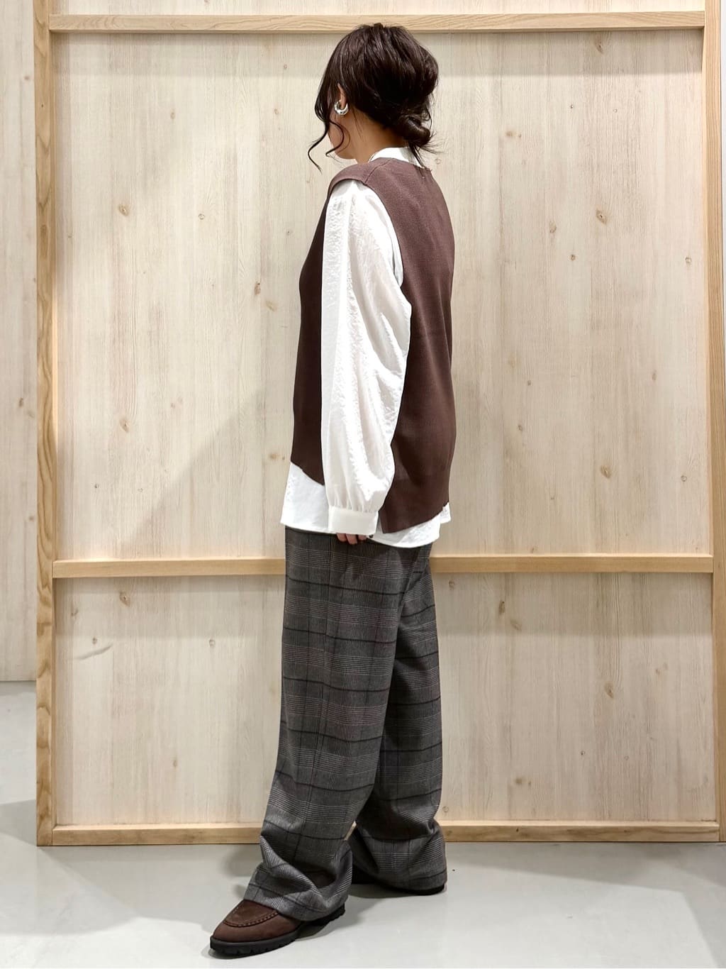 nanaさんの「THE SHOP TK｜【春まで着られる】ニットベスト＆ブラウスセット/洗濯機OK」を使ったコーディネート