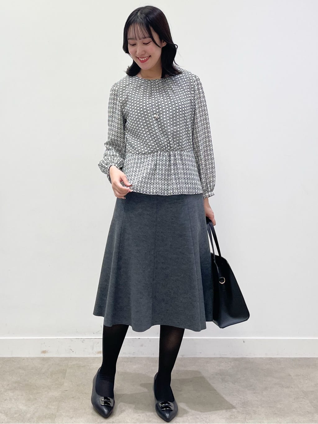 yukariさんの「Reflect｜【きちんと見え／セットアップ可／通勤におすすめ◎】ペプラムプリントブラウス」を使ったコーディネート