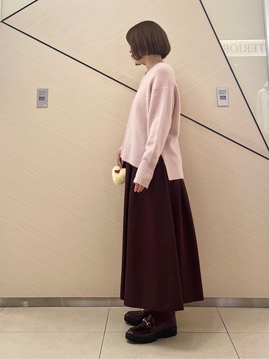 yahataさんの「DRESSTERIOR｜アルパカブレンドVネックニット」を使ったコーディネート