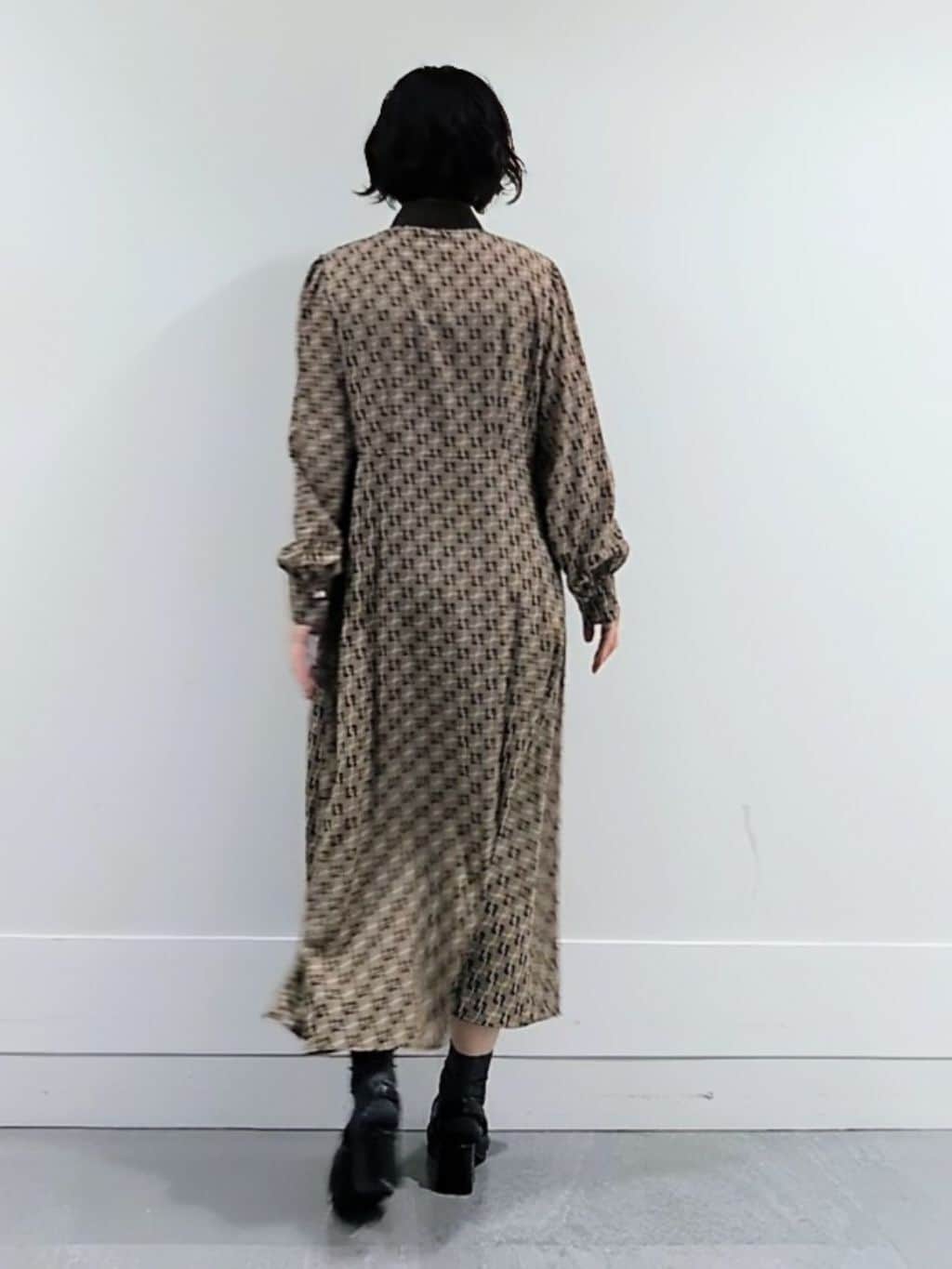ミズタさんの「UNTITLED｜【ウエストリボン/前開きボタン/レトロモダン】チェーン柄フレアワンピース」を使ったコーディネート