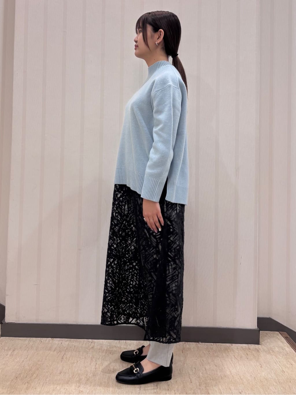 ちひさんの「INDIVI｜【冬ニット人気NO．1！／カシミヤ混】ミドルゲージハイネックニット」を使ったコーディネート
