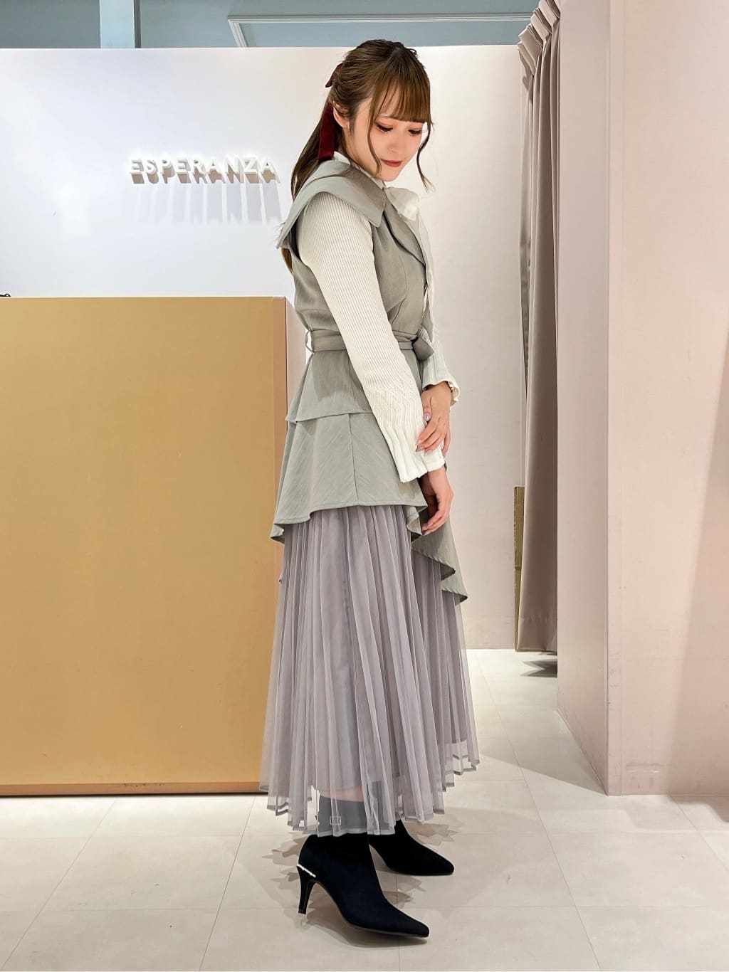 このかさんの「ESPERANZA｜ジュエルヒールショートブーツ」を使ったコーディネート