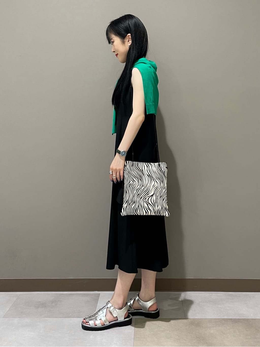 KEIKOさんの「INDIVI｜【通年活躍！／アンサンブル可能】クルーネックカーディガン」を使ったコーディネート
