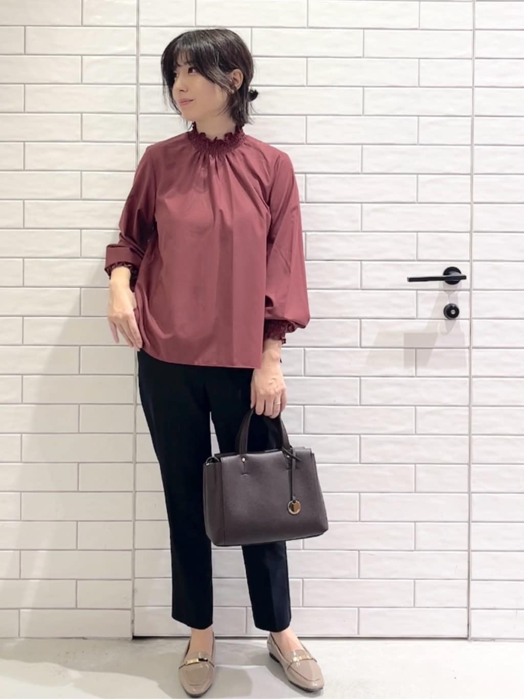 しおりさんの「OPAQUE.CLIP｜シャーリングハイネックブラウス【洗濯機OK】」を使ったコーディネート
