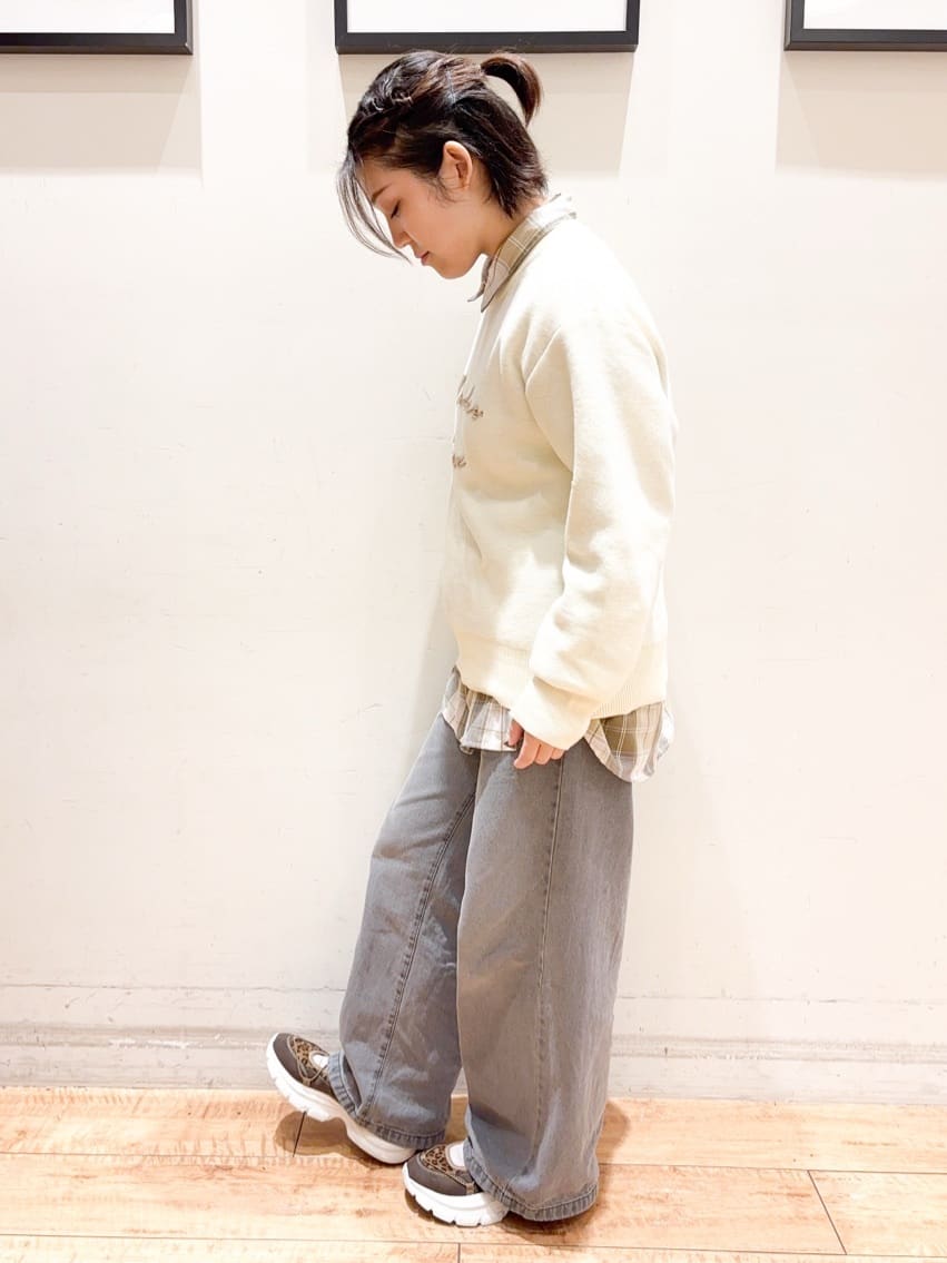 かふぇもか。さんの「SHOO･LA･RUE｜【洗濯機可/ちくちくしにくい】大人のための スウェットライク刺繍ロゴニット」を使ったコーディネート