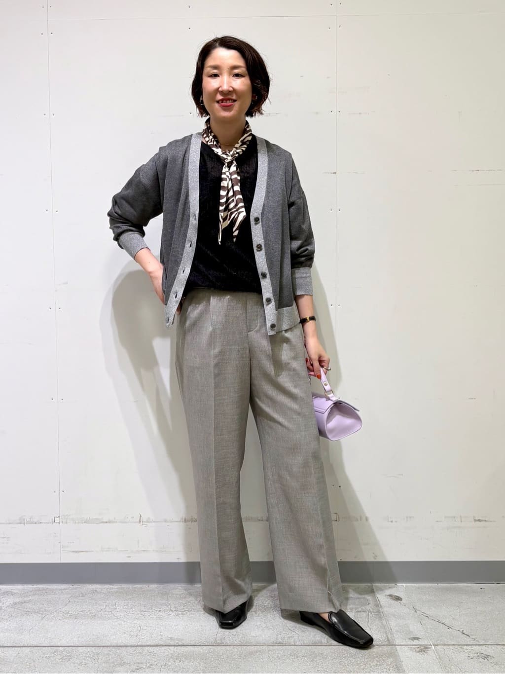 yuriさんの「INDIVI｜【洗える／セットアップ可能】凹凸ストレッチ素材ストレートパンツ」を使ったコーディネート