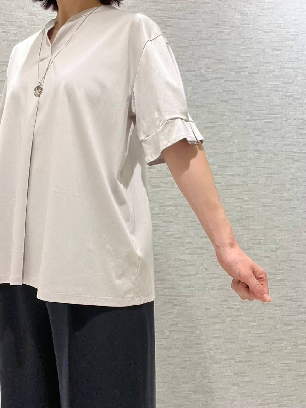 marikoさんの「Reflect｜【すっきり見え！長め丈／マシンウォッシュ可】スキッパーネックジャージトップス」を使ったコーディネート