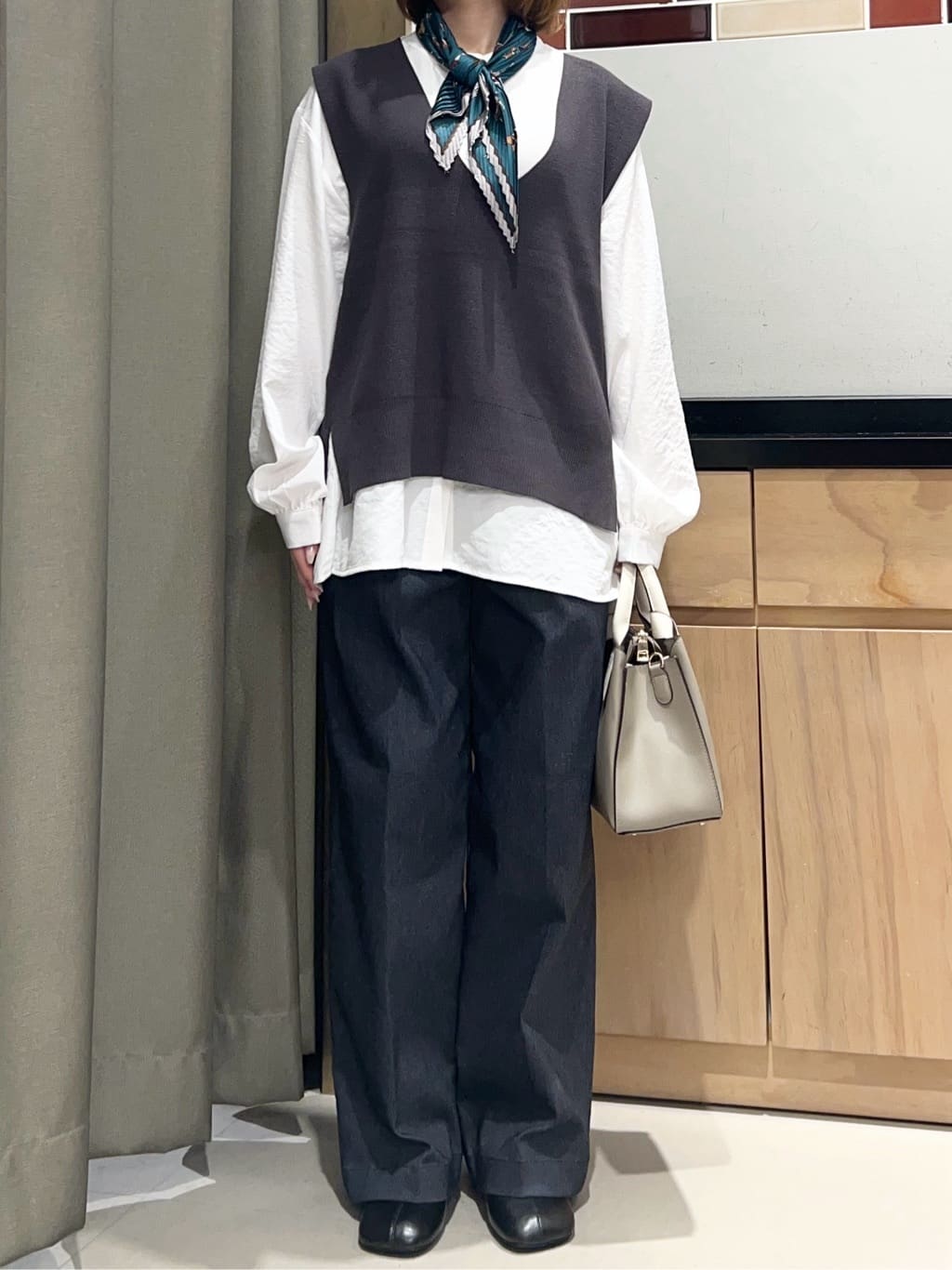 かのさんの「THE SHOP TK｜【春まで着られる】ニットベスト＆ブラウスセット/洗濯機OK」を使ったコーディネート