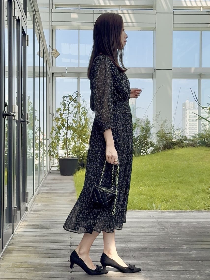 teiさんの「Couture brooch｜【一枚で着映える・花柄・通勤】前後2WAYシフォン楊柳小花ワンピース」を使ったコーディネート