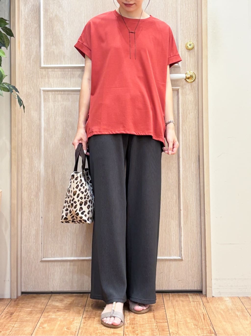 なみさんの「SHOO･LA･RUE｜【S-LL/汗ジミ軽減/ひんやり/UV】体型カバーに タック入りドルマントップス」を使ったコーディネート