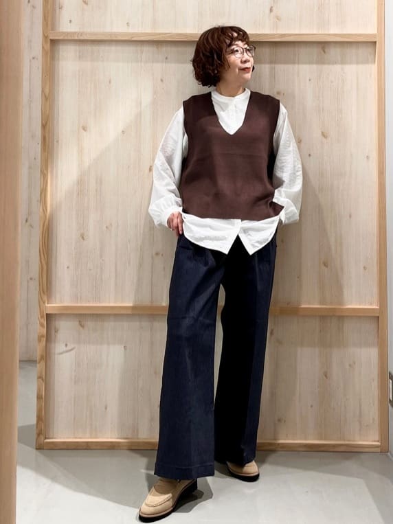 nakoさんの「THE SHOP TK｜【春まで着られる】ニットベスト＆ブラウスセット/洗濯機OK」を使ったコーディネート