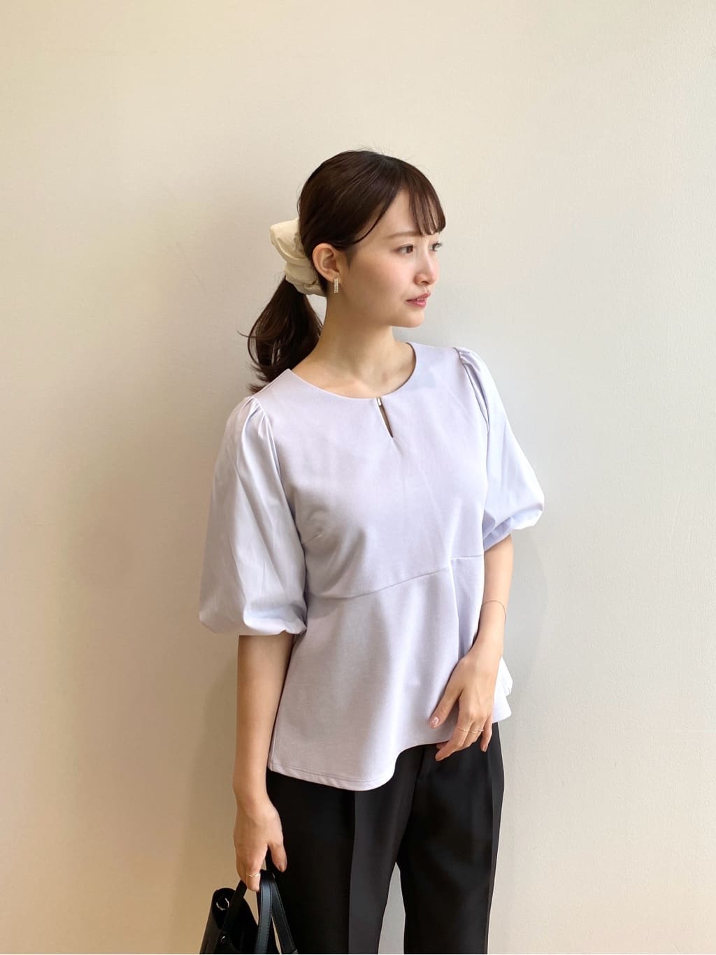 みさかさんの「index｜《S-LLサイズ》バルーンスリーブペプラムトップス【洗濯機洗い可／接触冷感／UVケア】」を使ったコーディネート