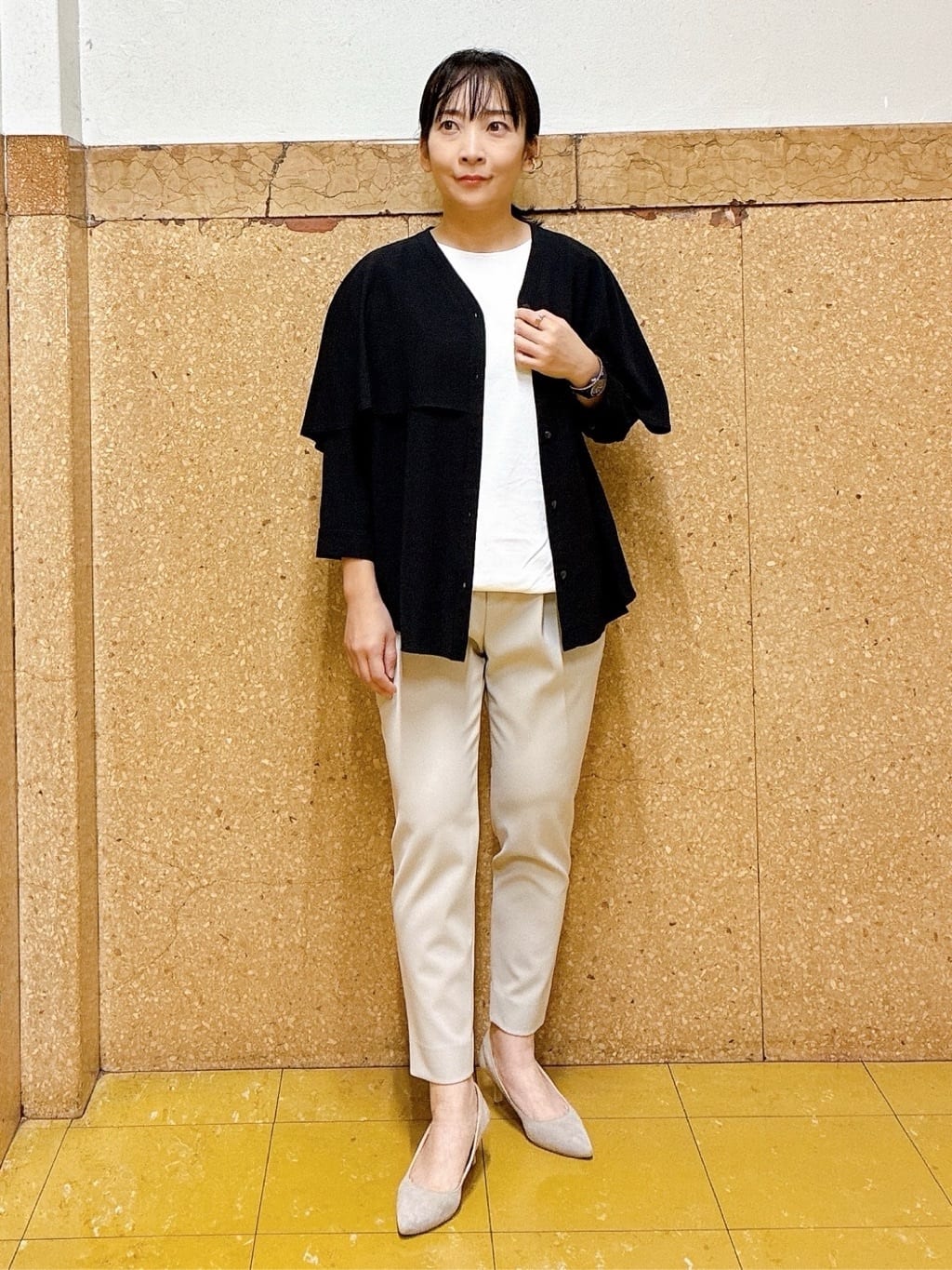 hattoriさんの「INDIVI｜人気NO.1【褒められパンツ／高ストレッチ／ウエストゴム】タックテーパードパンツ」を使ったコーディネート
