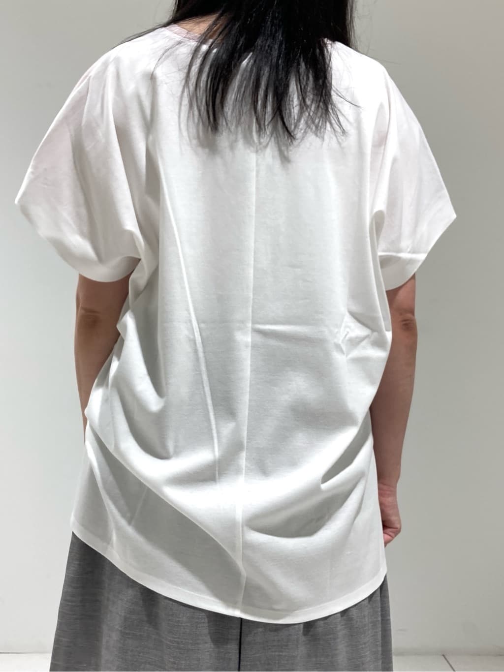 momokoさんの「INDIVI｜【洗える／汗ジミ防止】バイカラー＆アシメヘム Tシャツ」を使ったコーディネート