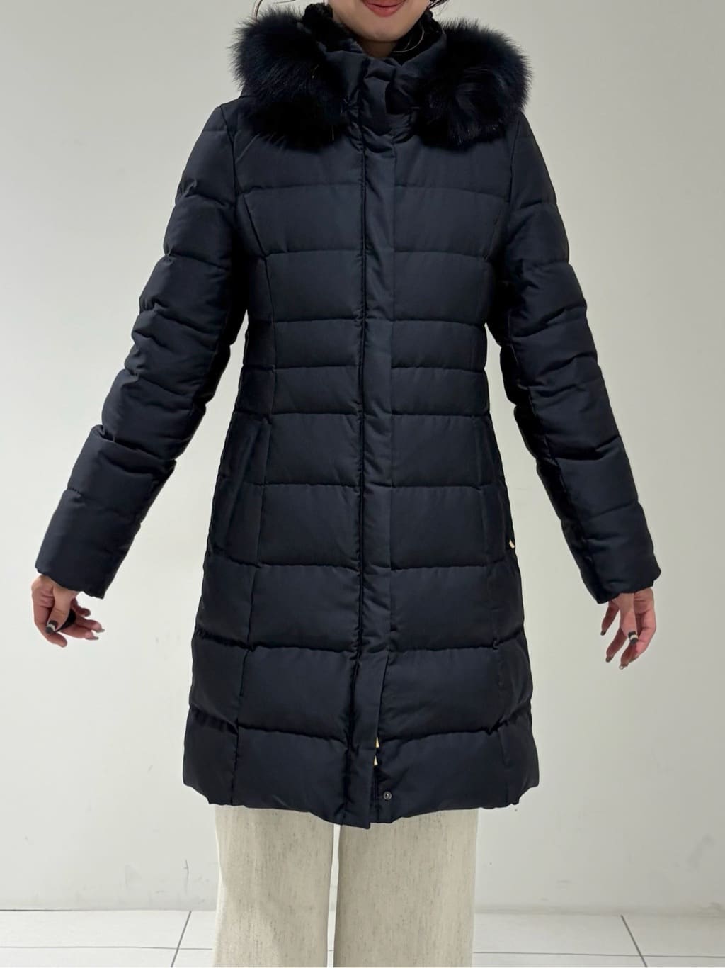 shioriさんの「INDIVI｜【名品／撥水／抗菌防臭】ロング丈リサイクルダウンコート」を使ったコーディネート