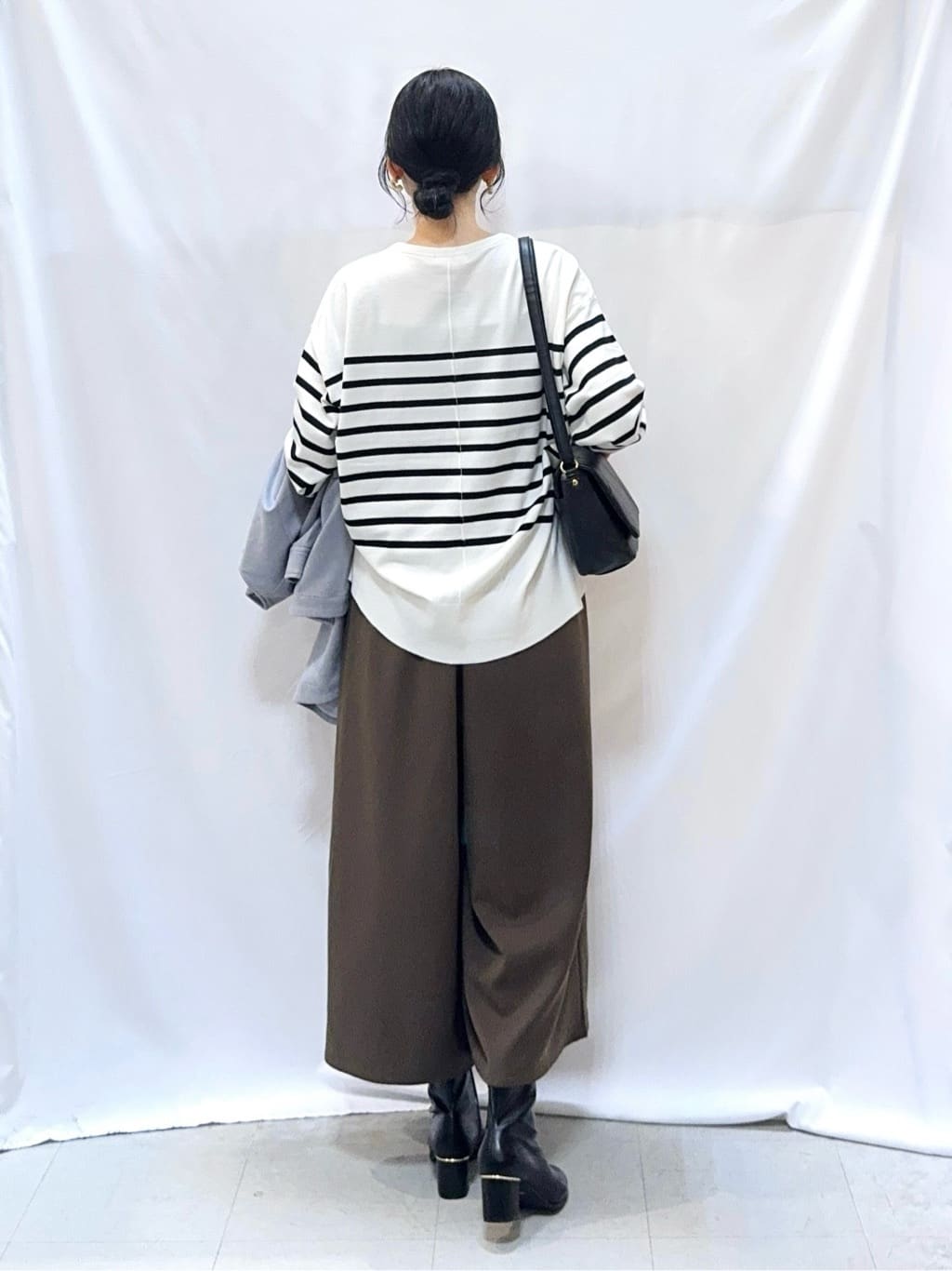 𝐇𝐢𝐫𝐨𝐦𝐢さんの「SHOO･LA･RUE｜【S-LL/2点セット】脚のラインを拾いにくい ベルト付きタックスカーチョパンツ」を使ったコーディネート