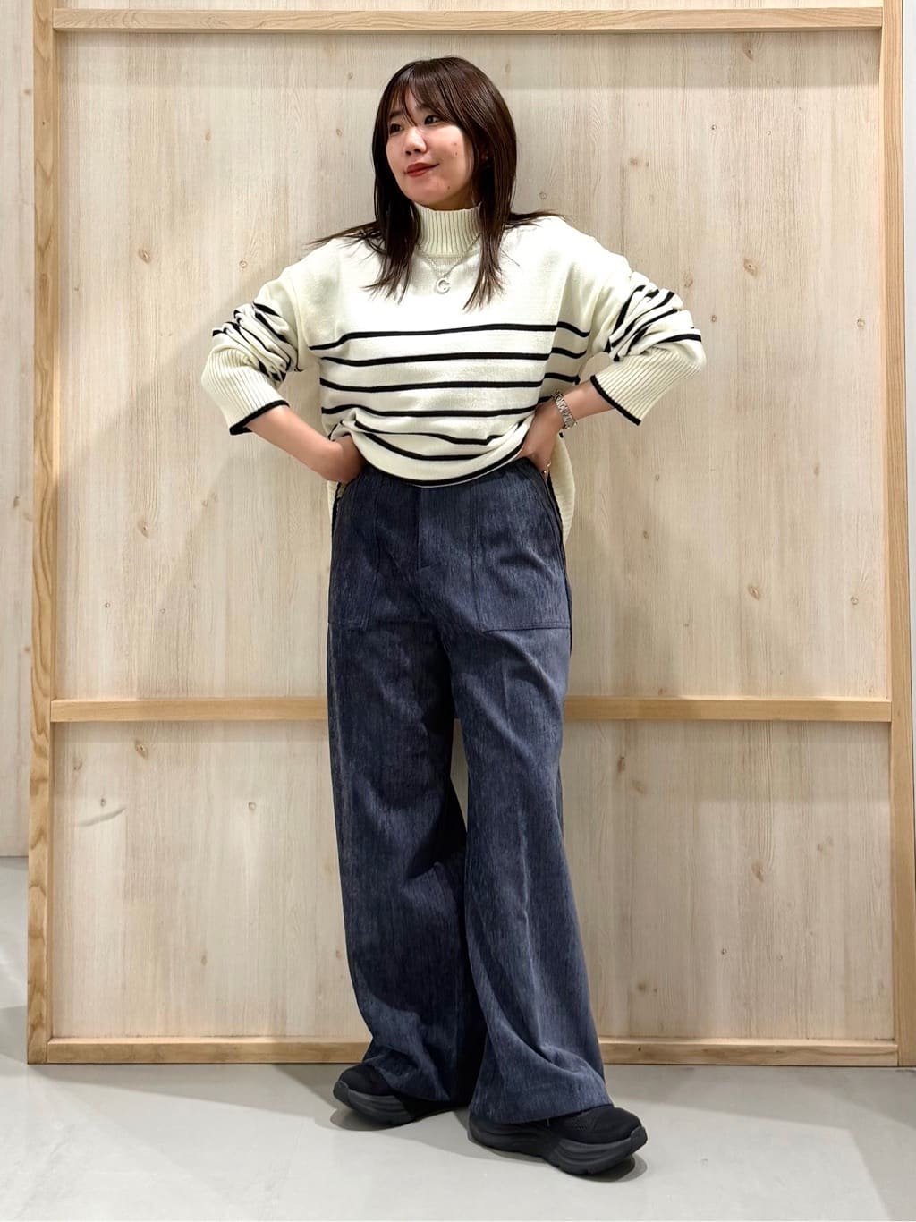 nanaさんの「THE SHOP TK｜【インしないで着られる】金ボタン ハイネックニット/毛玉になりにくい/静電気防止/洗濯機OK」を使ったコーディネート