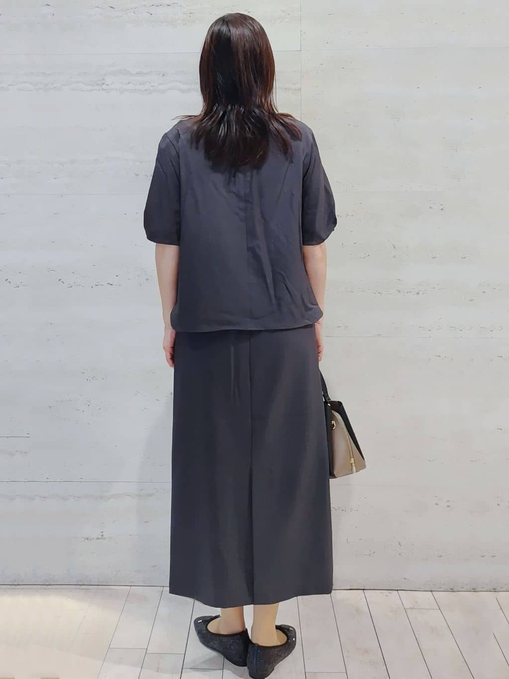 よしみさんの「OPAQUE.CLIP｜ラメストライプタックスリーブブラウス／セットアップ可【洗濯機洗い可／防シワ／吸水速乾】」を使ったコーディネート