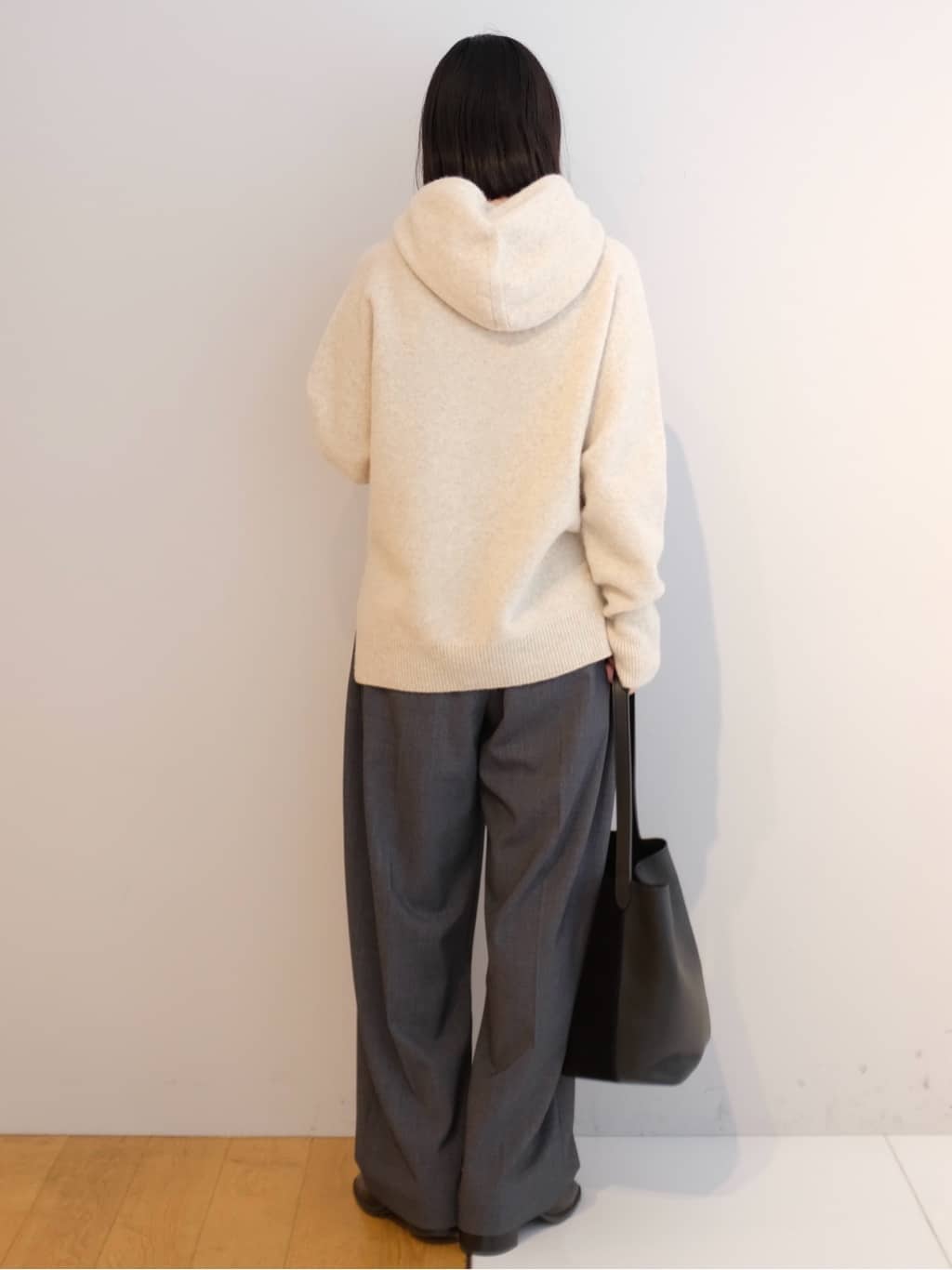 Kishimotoさんの「DRESSTERIOR｜カシミヤブレンドフードニット」を使ったコーディネート