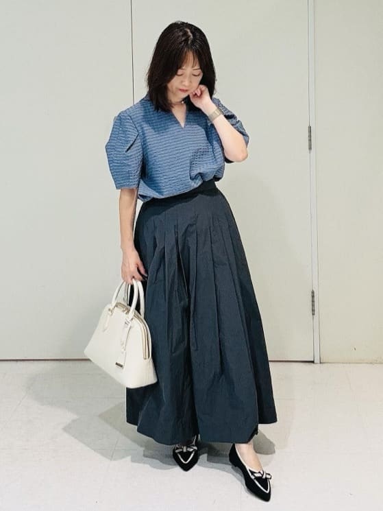 makiさんの「UNTITLED｜【吸水速乾/ストレッチ/Vネック】フォルムスリーブ ブラウス」を使ったコーディネート