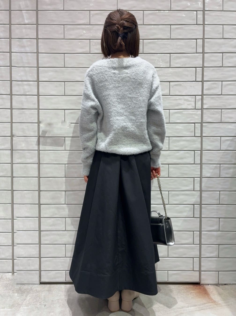 Hashiさんの「OPAQUE.CLIP｜スパンコールフェザーVネックニット【洗濯機OK】」を使ったコーディネート