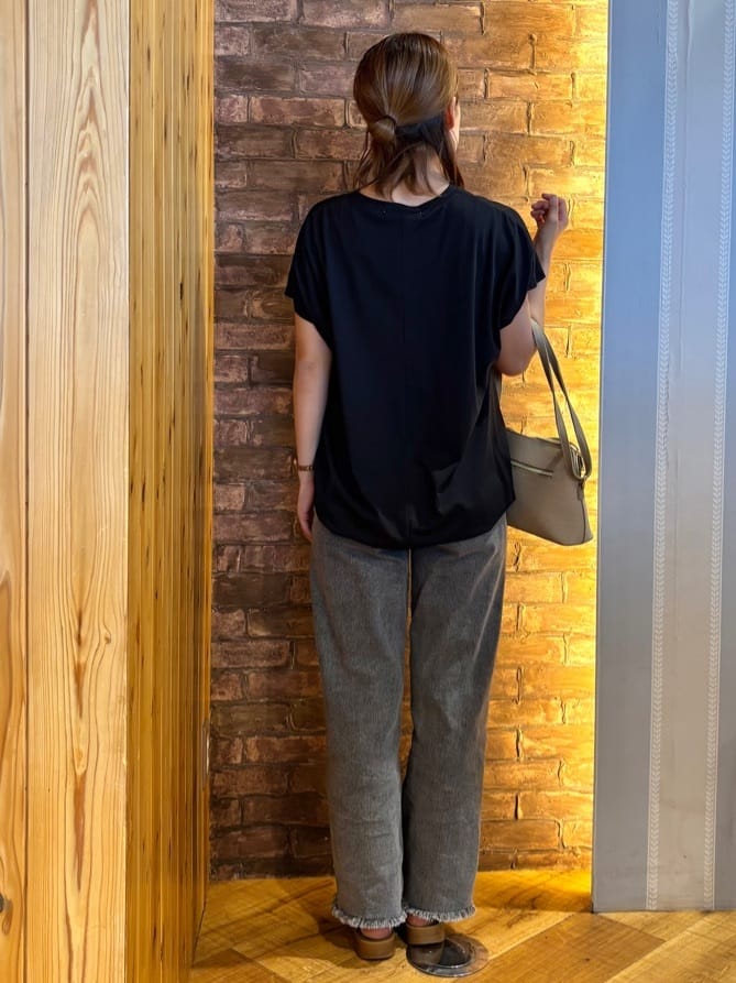 mieさんの「SHOO･LA･RUE｜【ひんやり】裾が絞れる フレンチスリーブトップス」を使ったコーディネート