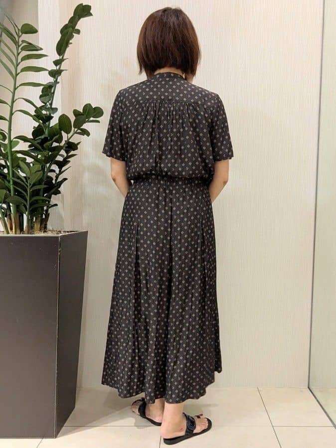 u-macoさんの「UNTITLED｜【セットアップ可/リラクシー/通勤】スクエアジオメ柄ブラウス」を使ったコーディネート