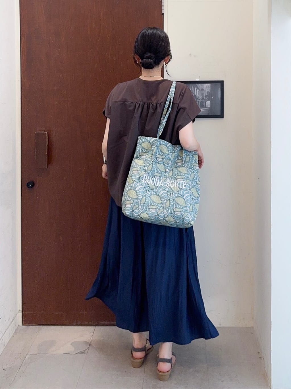 𝐇𝐢𝐫𝐨𝐦𝐢さんの「SHOO･LA･RUE｜【S-LL/裏地ひんやり】スカート見えで上品に マットサテンスカーチョ」を使ったコーディネート