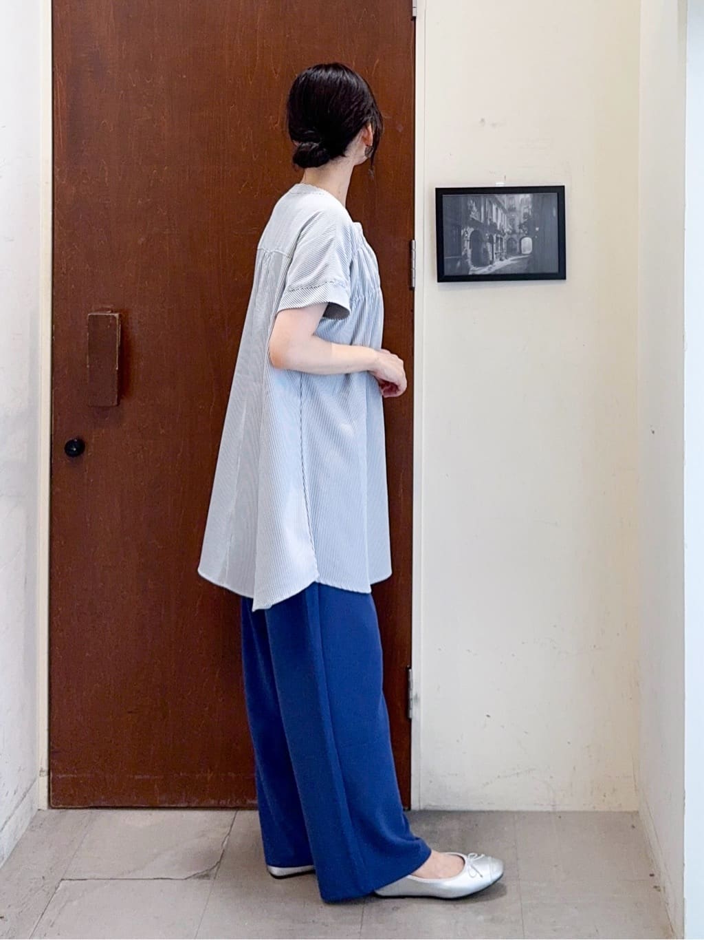 𝐇𝐢𝐫𝐨𝐦𝐢さんの「SHOO･LA･RUE｜【S-LL/ひんやり/体型カバー】サッカーストライプ Aラインチュニックブラウス」を使ったコーディネート